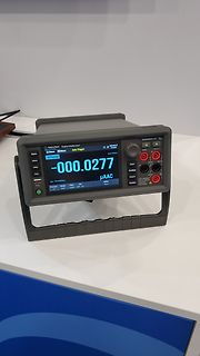 Siglent Digital Multimeter mit Messwert