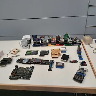 Sammlung verschiedener Mikrocontroller-Boards und Elektronikkomponenten