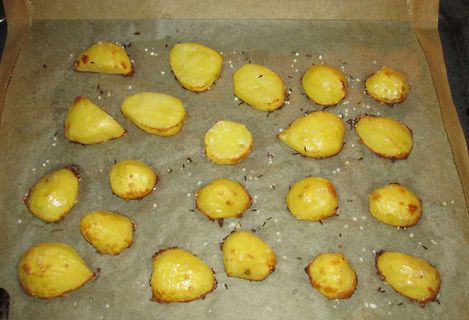 Gebackene Kartoffelhälften auf Backpapier