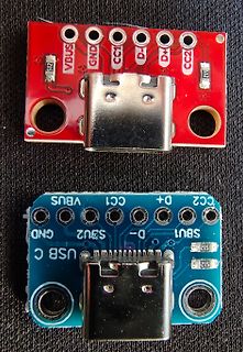 Zwei USB-C Breakout-Boards, rot und blau