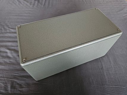Graues Metallgehäuse auf Stoffuntergrund