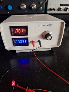 LED Tester LM385A mit Messwerten und LED-Probe