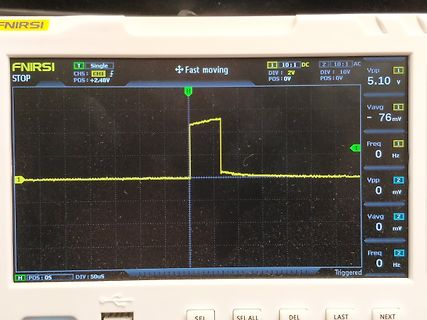 Display eines FNIRSI Oszilloskops mit Rechtecksignal