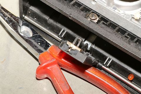 Werkzeug und Gehäuseteil einer Elektronik