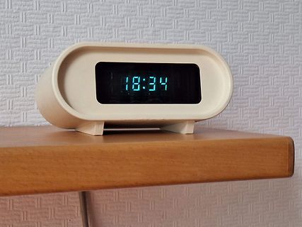 Digitaluhr auf Holzregal