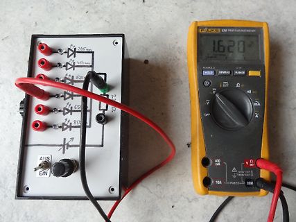 Messaufbau mit LED-Referenz und Multimeter