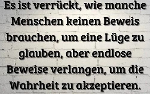 Text-Bild mit Zitat auf Ziegelwand