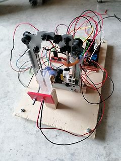 Prototyp eines mechanischen Aufbaus mit Elektronik auf Holzbrett