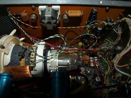Innenansicht eines Röhrenradios mit Bauteilen und Verkabelung
