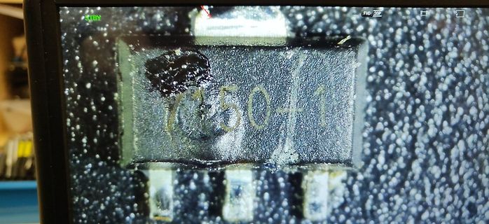Foto eines beschädigten elektronischen Bauteils auf Display