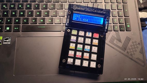 Elektronik-Taschenrechner auf Laptop-Tastatur