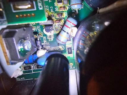 Nahaufnahme einer Leiterplatte mit Elektrolytkondensatoren