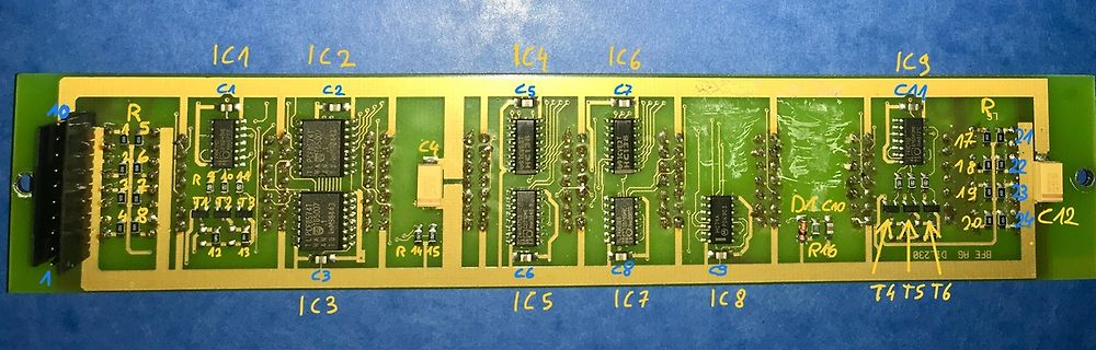 Geätzte Leiterplatte mit integrierten ICs und Beschriftungen