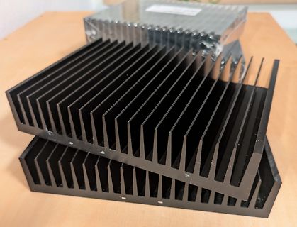 Schwarze Kühlkörper aus Aluminium