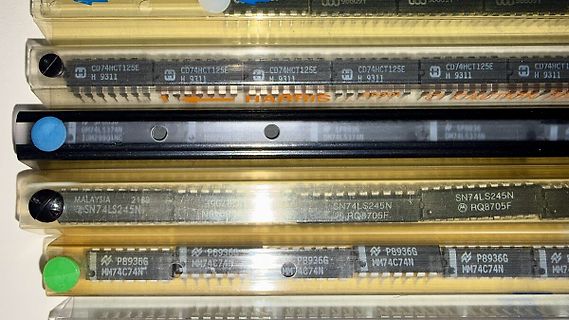 Reihe von integrierten Schaltkreisen in DIP-Gehäusen