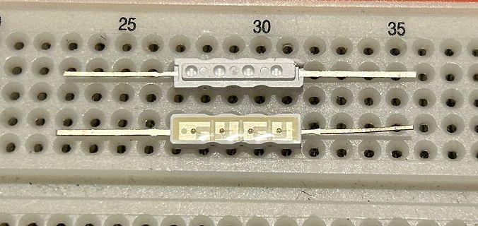 Zwei Sicherungen auf einem Breadboard