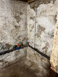 Rohbau mit Rohrleitungen und Ventilen