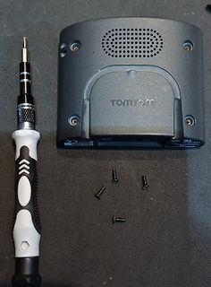 TomTom Gerät mit Schraubendreher und Schrauben