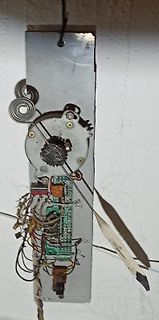 Freiluftverdrahtung auf Metallplatte mit Motor und Platine
