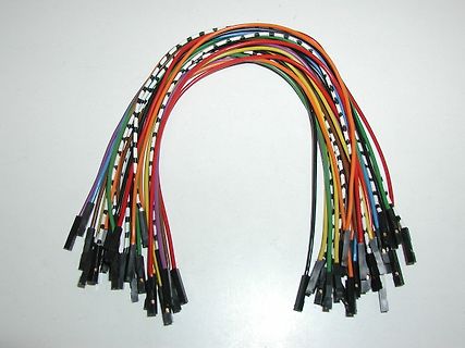 Bunte Jumper-Kabel mit Steckern
