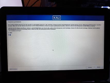 Foto eines Laptops mit Kali Linux Installationsmenü