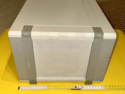 Grauer Kunststoffkoffer mit Maßband