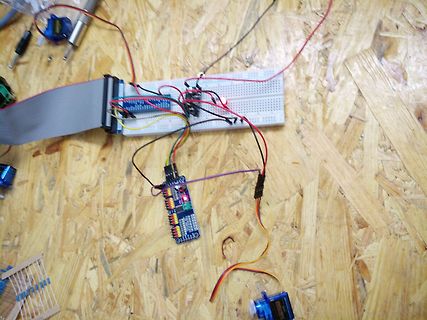 Elektronik-Aufbau mit Breadboard und Mikrocontroller auf Holzuntergrund