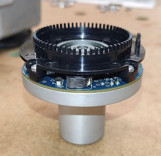 Elektronisches Bauteil mit Kühlrippen und Leiterplatte