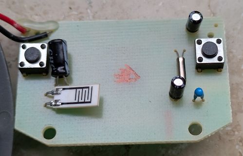 Leiterplatte mit Elektrolytkondensatoren, Tastern und einem Sensor