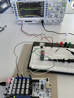 Elektronik-Versuchsaufbau mit Breadboard, Arduino und Oszilloskop