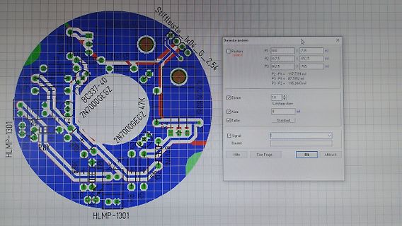 CAD-Ansicht eines Leiterplatten-Layouts mit Dialogfenster
