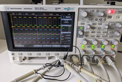 Agilent InfiniiVision Oszilloskop mit Messkurven und Tastköpfen