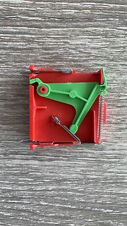 Mechanismus eines roten Kunststoffgehäuses mit grüner Hebelkonstruktion