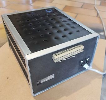 Industrie-Netzteil auf Holztisch