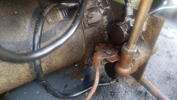 Verschmutzte elektrische Bauteile und Kabel