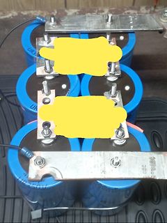 Reihe von Elektrolytkondensatoren mit Brückenverbindungen