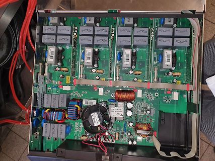 Innenansicht eines Netzteils mit Leiterplatte