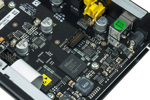 Nahaufnahme einer bestückten Leiterplatte mit FPGA