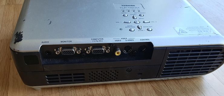 Rückansicht eines Toshiba Projektors