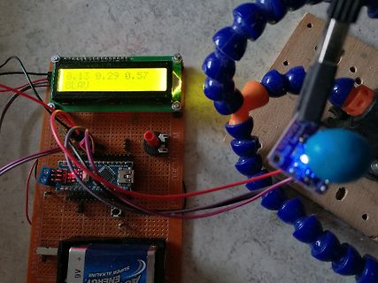 Mikrocontroller-Aufbau mit LCD-Display und 9V-Batterie