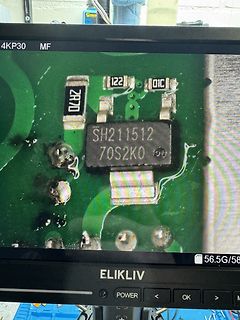 Foto eines ICs auf einer Leiterplatte auf einem Bildschirm