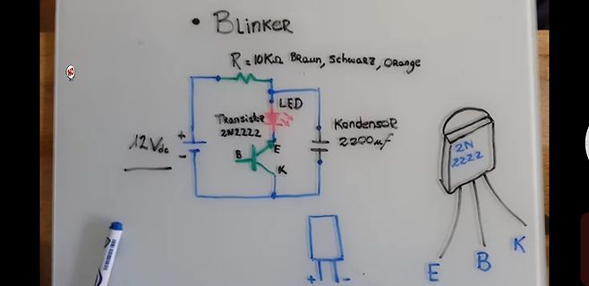Handgezeichneter Schaltplan eines Blinkers auf Whiteboard