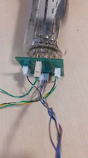 Elektronik-Aufbau mit Vakuumröhre und Leiterplatte