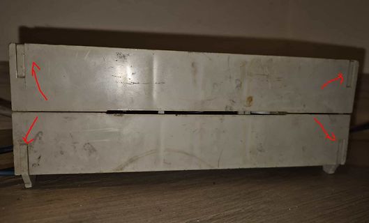 Metallgehäuse mit roten Pfeilen