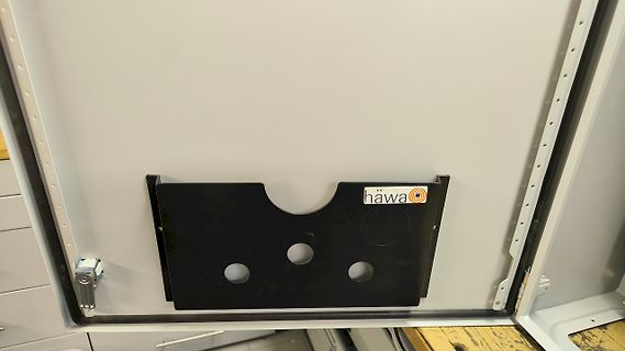 Schwarze Halterung mit Logo auf weißem Untergrund