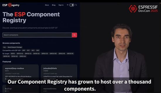 Mann präsentiert ESP Component Registry auf Bildschirm