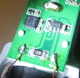 Nahaufnahme einer grünen Leiterplatte mit SMD-Bauteilen
