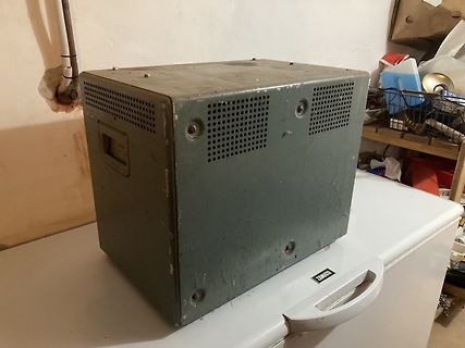 Graues Metallgehäuse auf weißem Kühlschrank