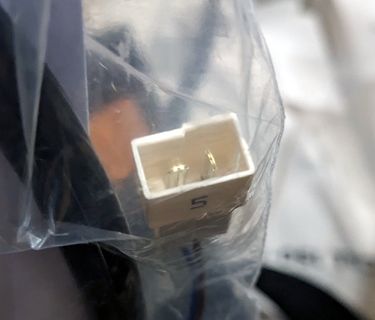 Weißer elektrischer Steckverbinder in Plastikverpackung