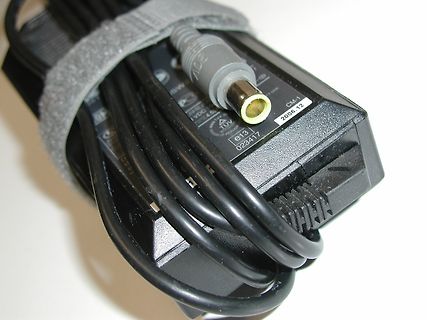 Netzteil mit Hohlstecker und Kabelbinder